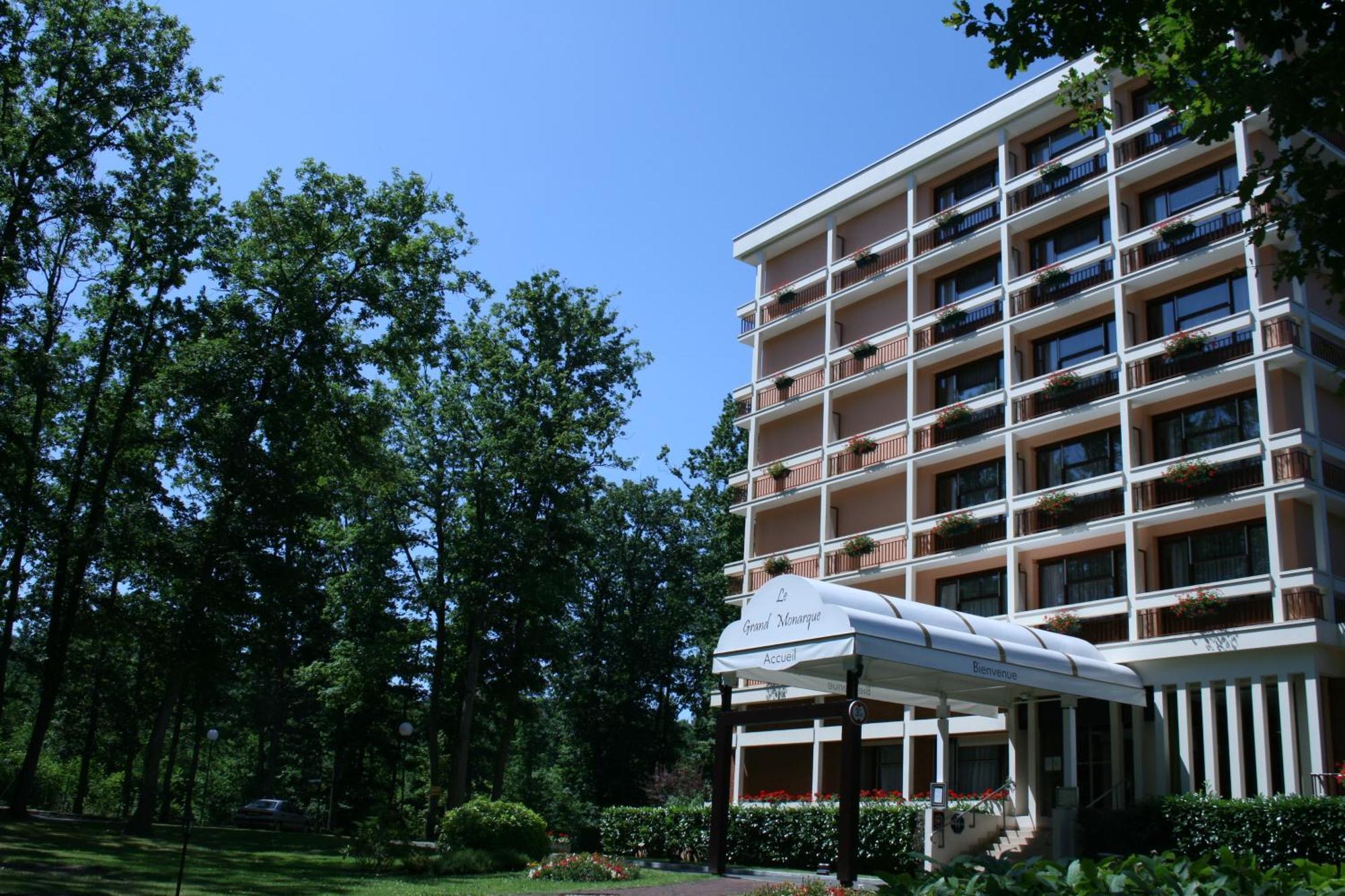 Hotel Le Grand Monarque Melun Exterior foto