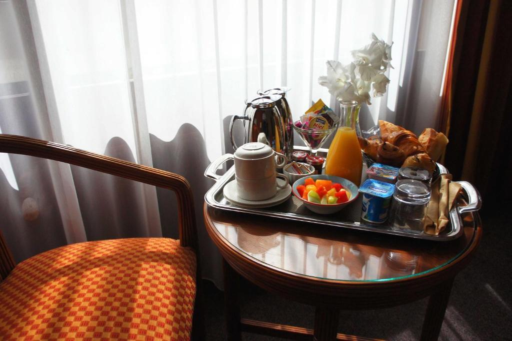 Hotel Le Grand Monarque Melun Habitación foto