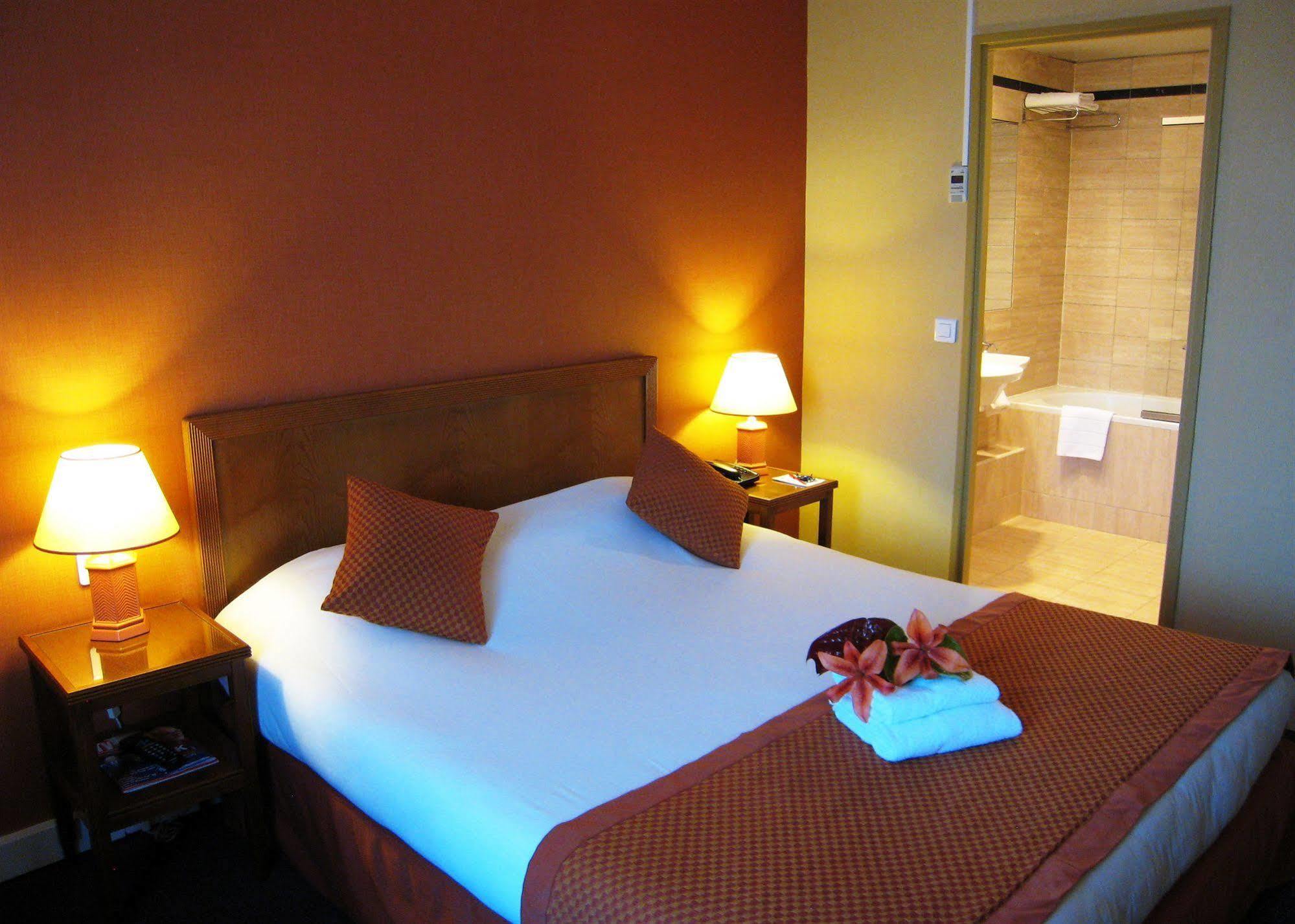 Hotel Le Grand Monarque Melun Exterior foto