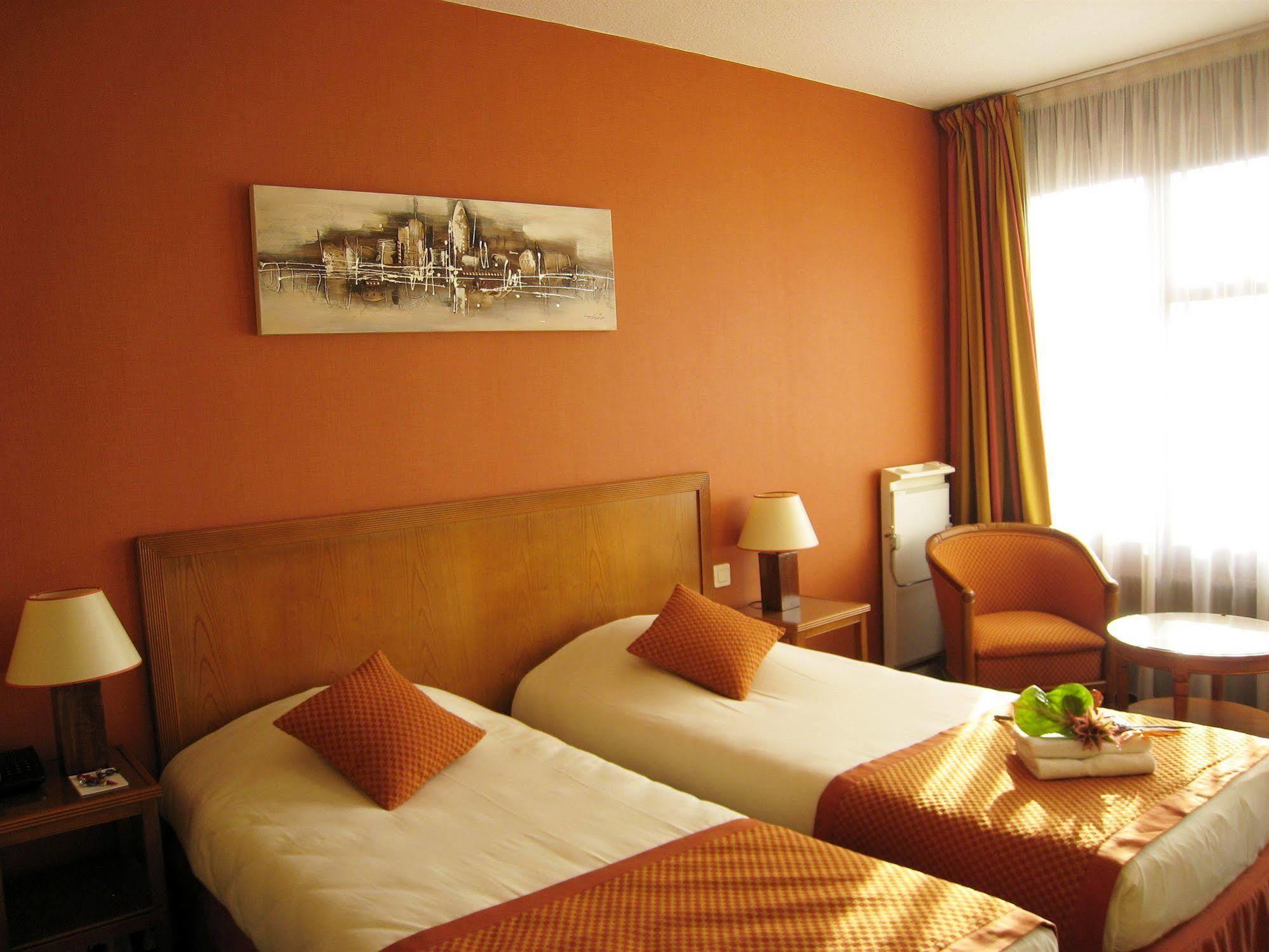 Hotel Le Grand Monarque Melun Exterior foto