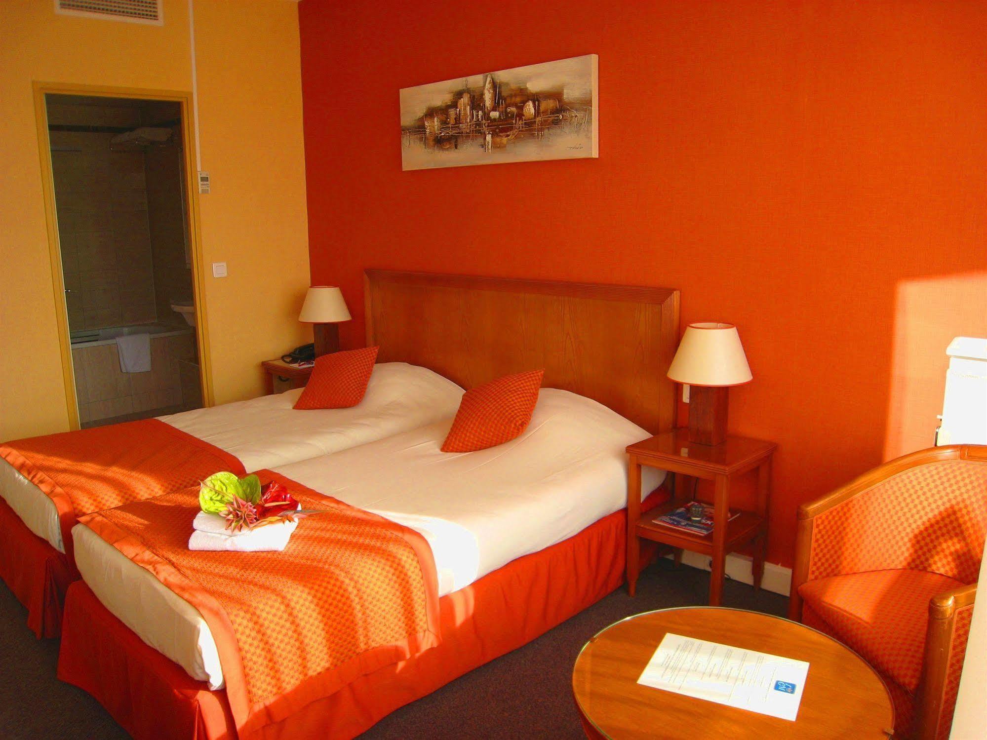 Hotel Le Grand Monarque Melun Exterior foto